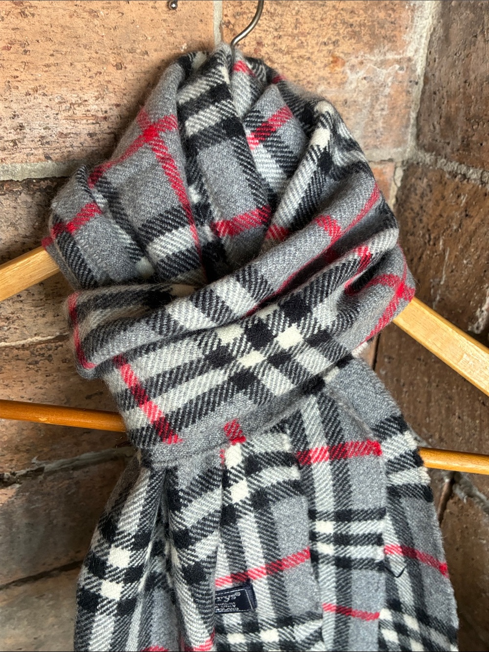 🖤 Burberry Gray and Red Plaid Scarf EUC Unisex - Picture 8 of 17